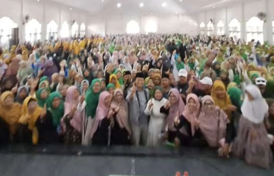 Sejumlah perempuan menghadiri konsolidasi dan doa bersama untuk mendukung pasangan AMIN di Banyumas, Jawa Tengah. (Foto: ANTARA.COM)