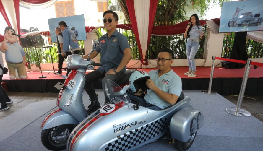 Tim Kampanye Nasional Prabowo-Gibran menerima kendaraan kampanye berupa motor vespa modifikasi yang juga tersedia dalam bentuk aset digital (NFT). (Foto: antara.com)