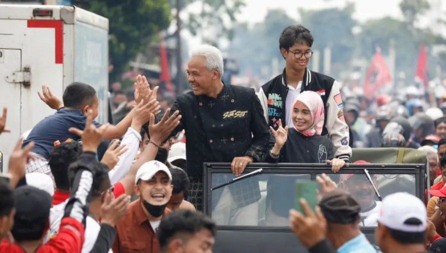 Capres RI Ganjar Pranowo bersama sang istri Siti Atiqoh dan anaknya Alam Ganjar mengelilingi Kota Surakarta, Jawa Tengah. (Foto: antara.com)
