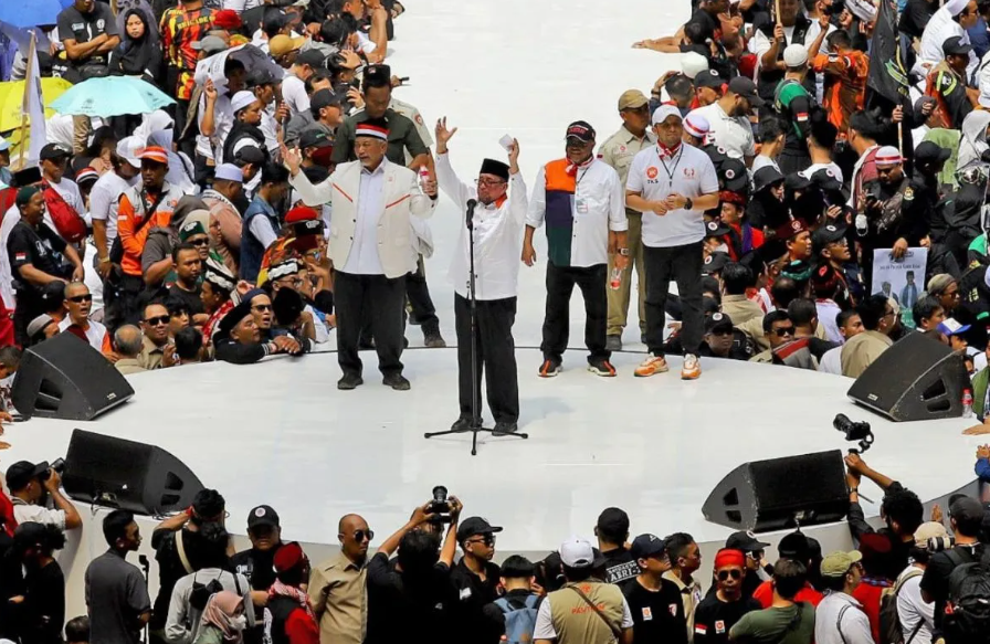 Ketua Majelis Syura Partai Keadilan Sejahtera (PKS) Salim Segaf Aljufri saat memberikan pidato kebangsaan pada kampanye akbar AMIN di Jakarta. (Foto: antara.com)