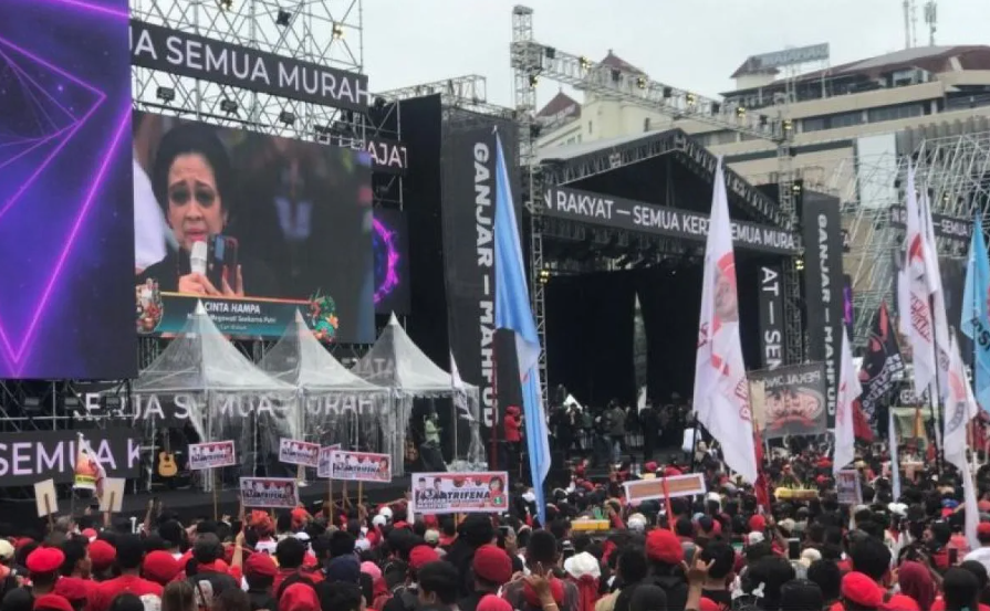 Ketua Umum PDIP Megawati Soekarnoputri menyanyikan lagu Cinta Hampa saat kampanye akbar Hajatan Rakyat Semarang. (Foto: antara)