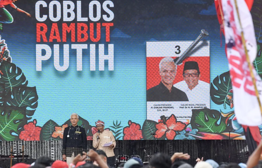 Pasangan Calon Presiden dan Wakil Presiden RI Ganjar Pranowo (kiri) dan Mahfud Md. membacakan doa saat menghadiri kampanye akbar di Benteng Vastenburg. (Foto: antara.com)