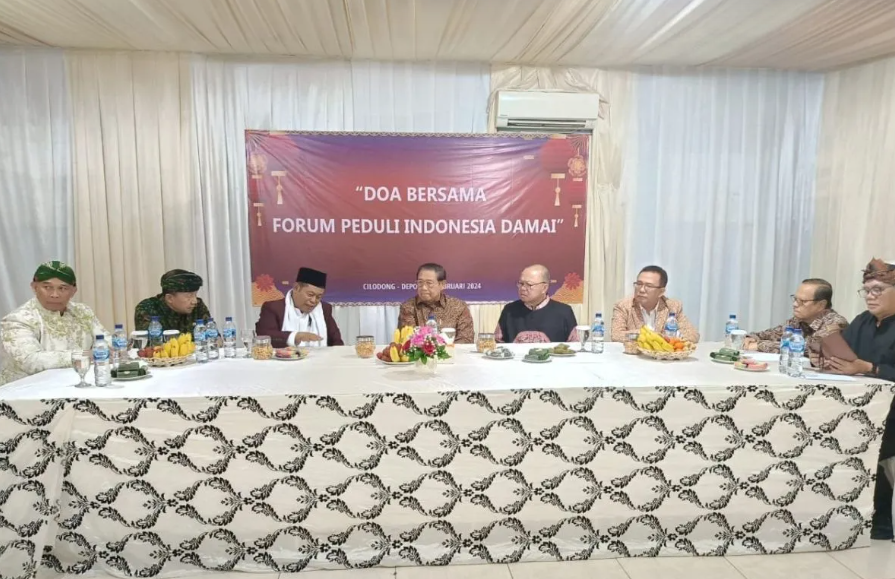 Presiden ke-6 RI Susilo Bambang Yudhoyono bersama pemuka agama yang tergabung dalam Forum Peduli Indonesia Damai melaksanakan doa bersama untuk pemilu damai di Depok. (Foto: antara.com)