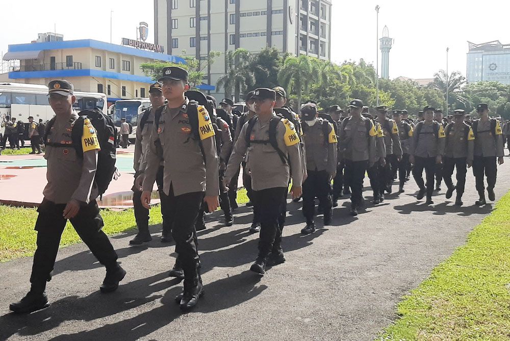 Petugas usai apel pergeseran pasukan di Mapolda Jatim, Surabaya