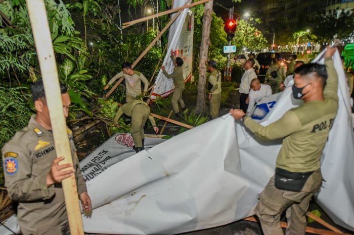 Pemerintah Kota Surabaya, bersama Bawaslu dan KPU setempat, melakukan operasi penertiban alat peraga kampanye (APK) pada Minggu (11/2) dini hari.