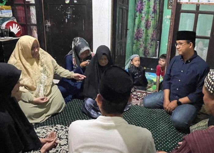 Capres nomor urut 1 Anies Baswedan mengunjungi rumah korban meninggal di JIS, Sabtu (10/2/2024). Ia menyambangi rumah Syaifudin (62) di Gandaria Utara, Jakarta Selatan, Senin (12/2/2024). (Tim Anies)