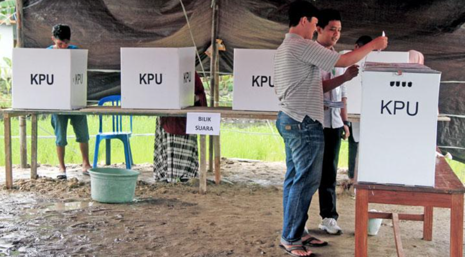 Pemilih memasukkan surat suara saat Pemungutan Suara Ulang (PSU) di TPS 17 kelurahan Rimuku, Mamuju, Sulawesi Barat, 27 April 2019. (Foto: tempo.co)