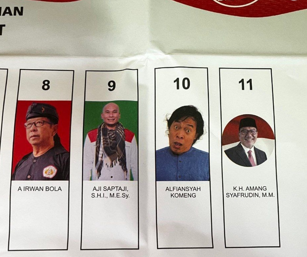 Surat suara menampilkan foto Komeng (dua dari Kanan) yang bergaya nyeleneh di surat suara  (X/Bandung Fess)