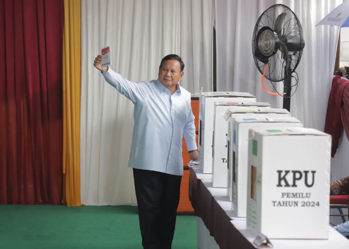 Capres No 02 Prabowo Subianto memberikan hak suaranya di TPS 033 Bojong Koneng, Hambalang, Bogor, Jawa Barat, Rabu (14/2/2024).