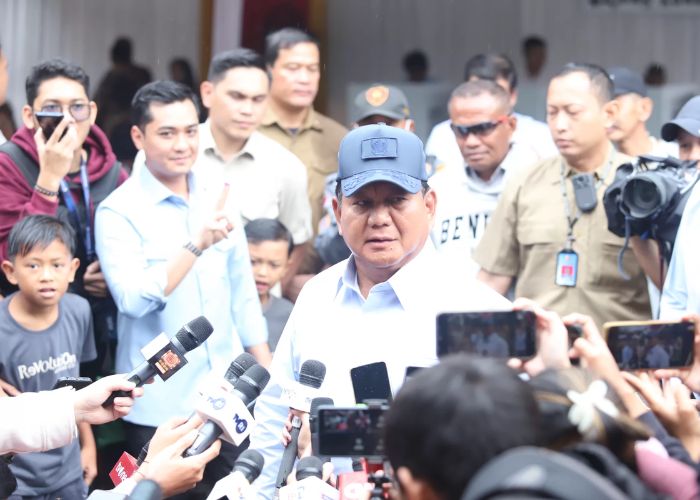 Capres No 02 Prabowo Subianto memberikan hak suaranya di TPS 033 Bojong Koneng, Hambalang, Bogor, Jawa Barat, Rabu (14/2/2024).