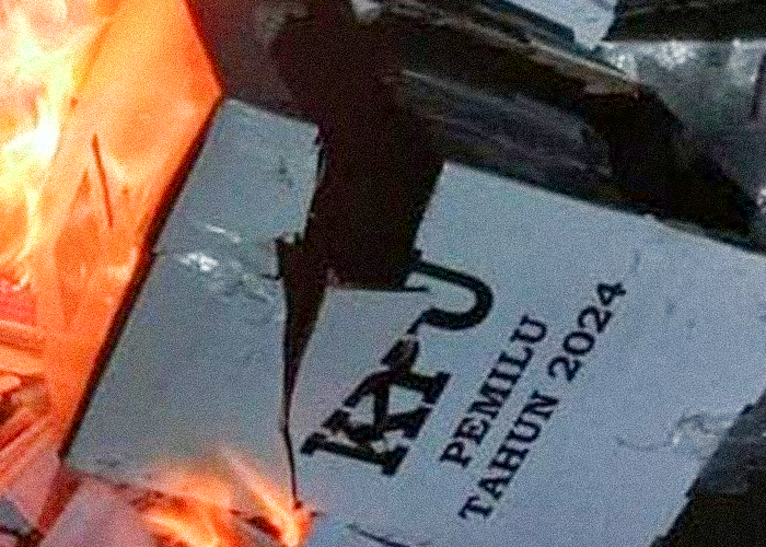 Kotak suara yang dibakar masa di Kecamatan Parado Kabupaten Bima, Kamis (15/2/2024). (Istimewa)