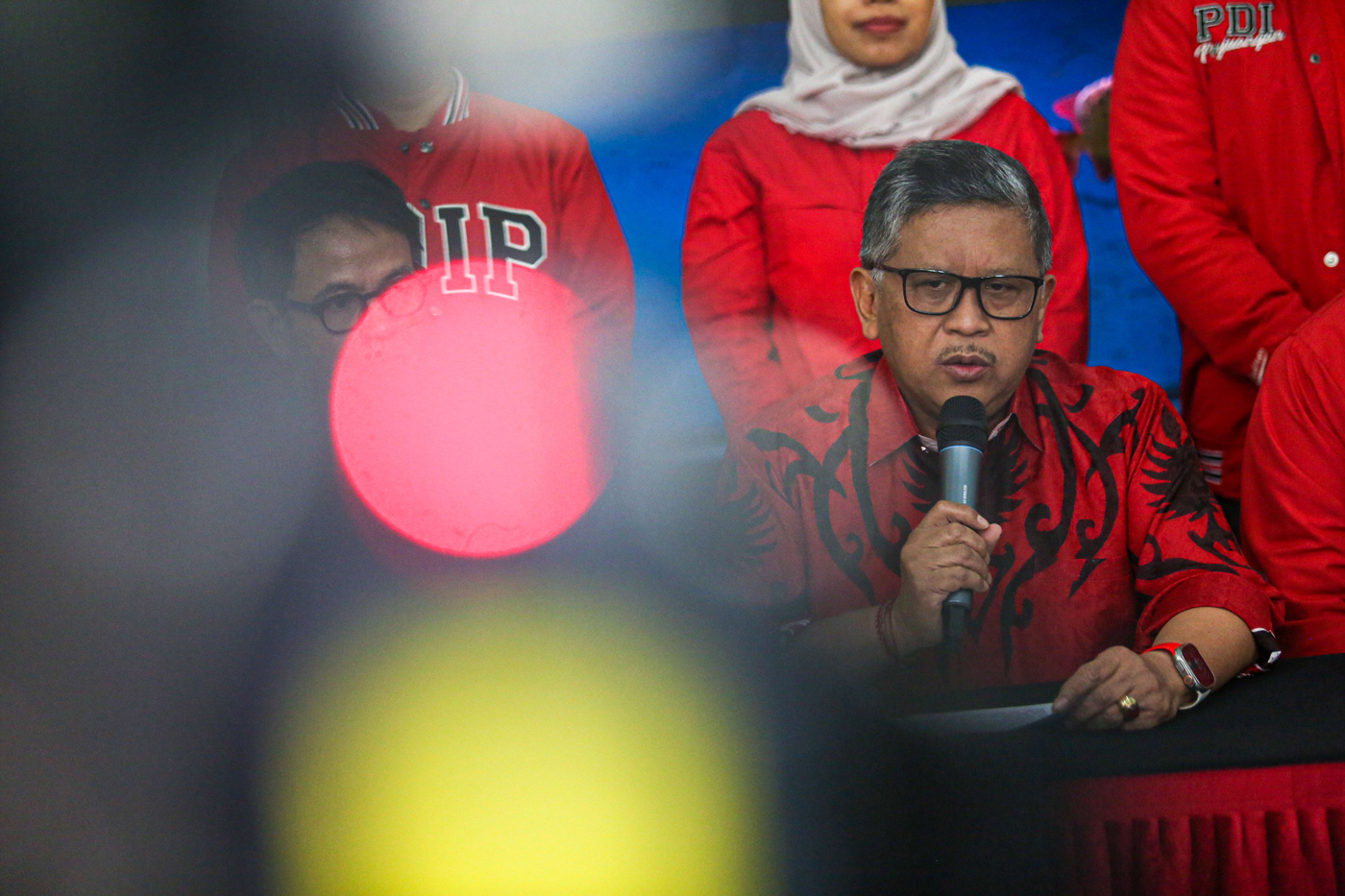 Sekjen Partai Demokrasi Indonesia Perjuangan (PDI-P), Hasto Kristiyanto (tengah) pada konferensi pers di Kantor DPP PDI Perjuangan, Jakarta, Kamis (1/2/2024).