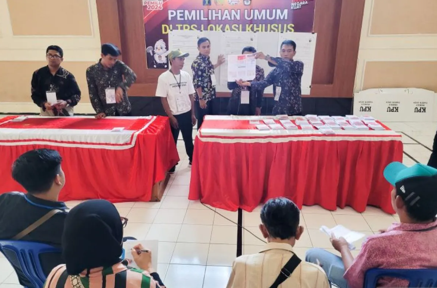 Penghitungan surat suara pemilihan presiden dan wakil presiden di TPS khusus 901 Rutan Kelas IIB Situbondo. (Foto: antara)