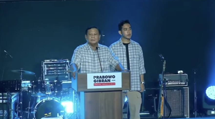 Prabowo Subianto dan Gibran Rakabuming Raka saat memberikan pidatonya di Istora Senayan. (Tangkapan Layar Youtube Gibran Rakabuming Raka)