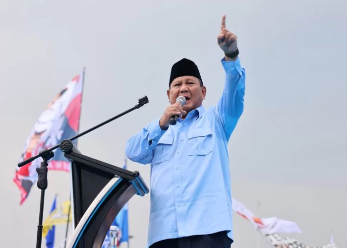 Capres Prabowo Subianto tekankan pentingnya makan siang gratis untuk anak-anak Indonesia dalam pidatonya.
