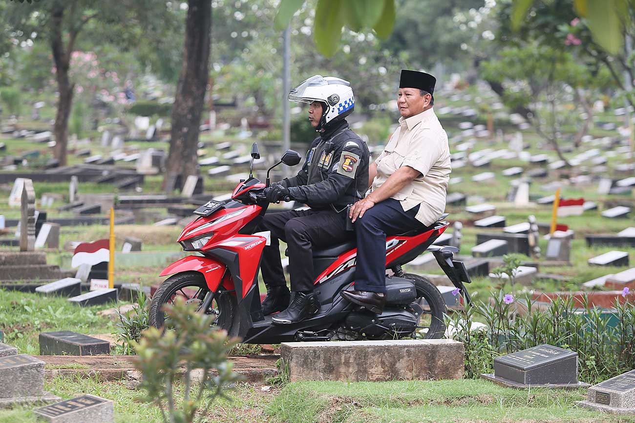 DI MAKAM AYAH: Prabowo Subianto saat berziarah di TPU Karet Bivak, Jakarta, Kamis (15/2).  (HARITSAH ALMUDATSIR/JAWA POS)