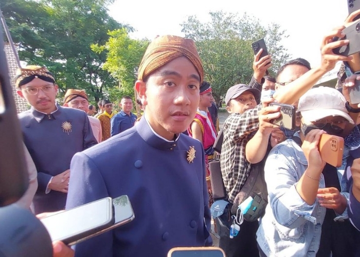 Gibran Rakabuming Raka Cawapres No 02 ditemui selesai acara upacara HUT ke-279 Kota Solo di Taman Balekambang Solo, Jawa Tengah, Sabtu (17/2/2024)