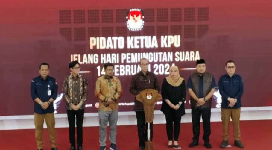 Ketua KPU Hasyim Asyari berbicara dalam Pidato Ketua KPU jelang pemungutan suara 14 Februari 2024 di Kantor KPU RI, Jakarta. (Foto: kompas)