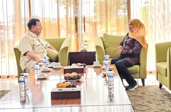 Khofifah Indar Parawansa bertemu Prabowo Subianto di Bandara Halim Perdanakusuma Jakarta, Sabtu (17/2).  (Istimewa)