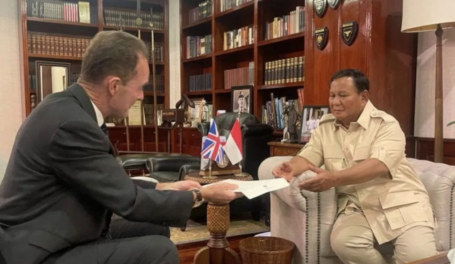 Duta Besar (Dubes) Inggirs untuk RI Dominic Jermey menyerahkan surat ucapan selamat dari PM Inggris Rishi Sunak kepada calon presiden nomor urut 2. (Foto: antara)
