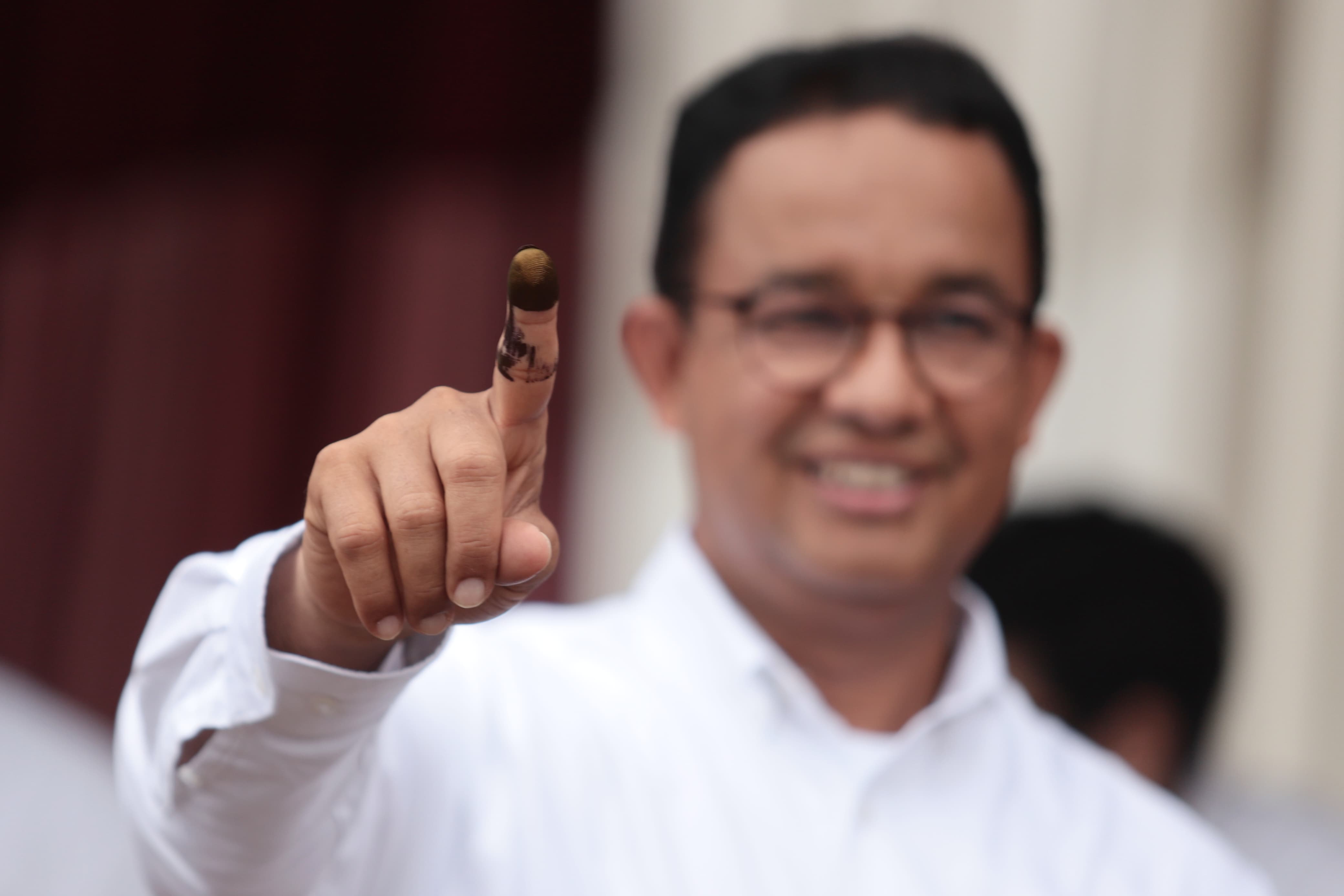 Capres nomor urut 1 Anies Baswedan  bersama keluarga melakukan pencoblosan Pemilu 2024 di TPS 60, Lebak Bulus, Jakarta, Rabu (14/2/2024). (DOK: TIMNAS AMIN)
