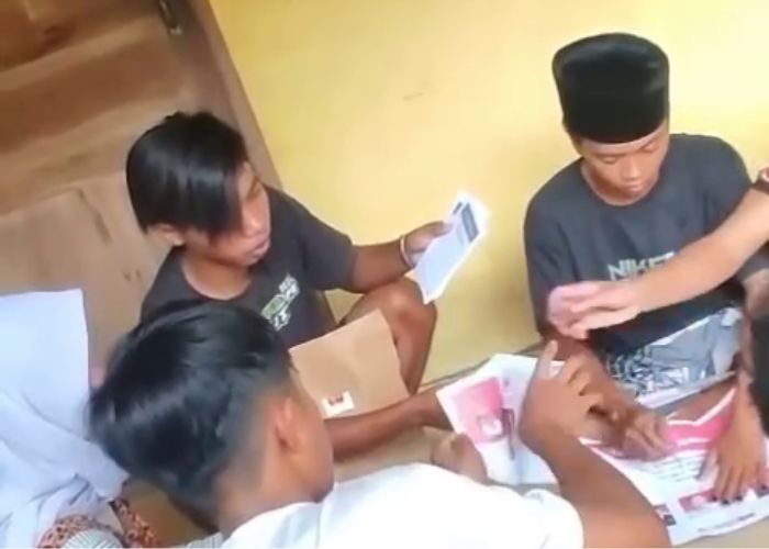 Viral Video Sekelompok Remaja Mencoblos Surat Suara Berkali-kali di Sampang Madura.