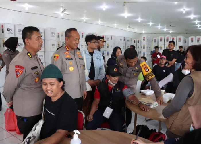 Polrestabes Makassar lakukan pemeriksaan kesehatan kepada petugas Panitia Pemilihan Kecamatan (PPK).