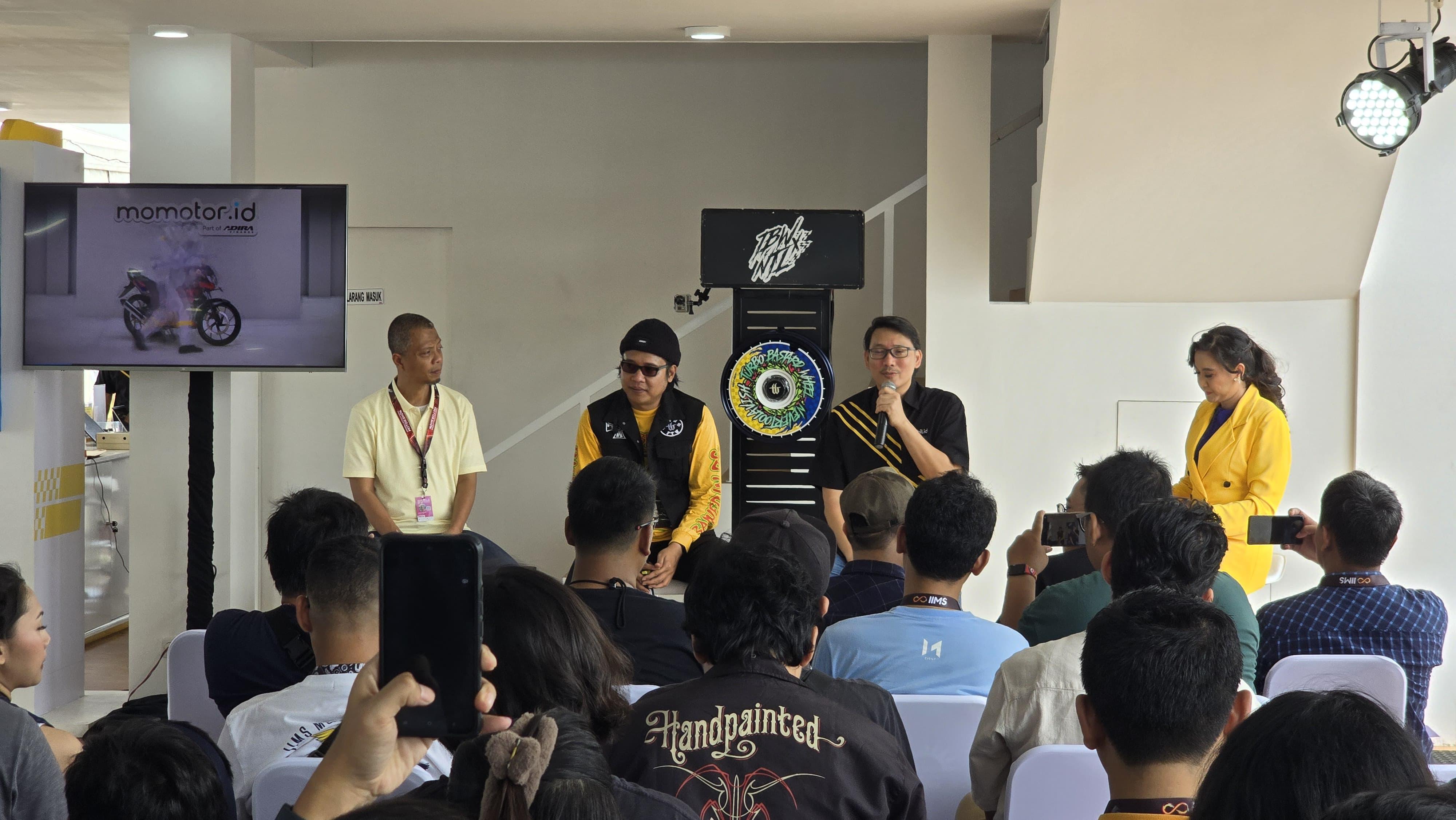 Jumpa pers Momobil di IIMS 2024, tawarkan program tukar tambah kendaraan lama dengan kendaraan baru. (Rian Alfianto/JawaPos.com)