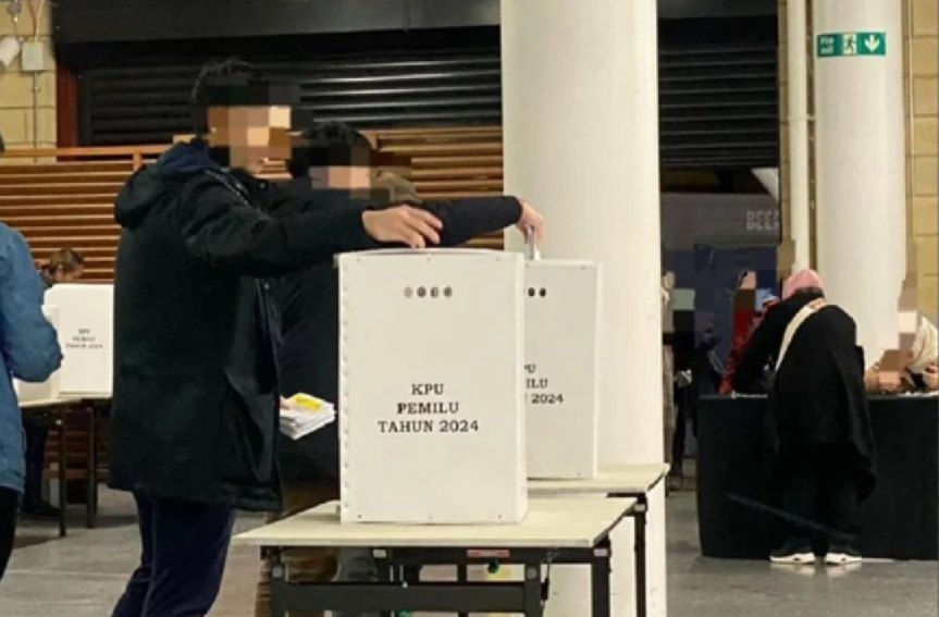Seorang pemilih di London sedang memasukan surat suara yang telah dicoblos ke dalam kotak suara yang merupakan buatan perusahaan di Kabupaten Tangerang, (Foto: bisnis.com)