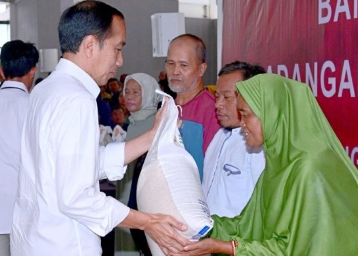 Jokowi bagikan Bantuan Pangan Beras di Kota Tangerang Selatan