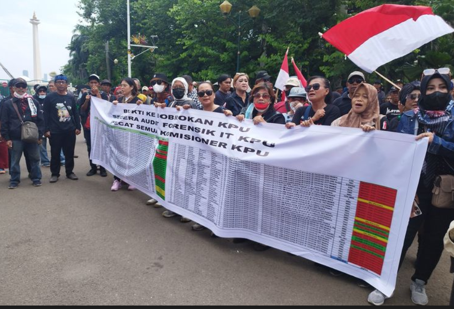 Massa aksi tolak kecurangan pemilu di silang Monas Barat Daya, Gambir, Jakarta Pusat. (Foto: kompas)