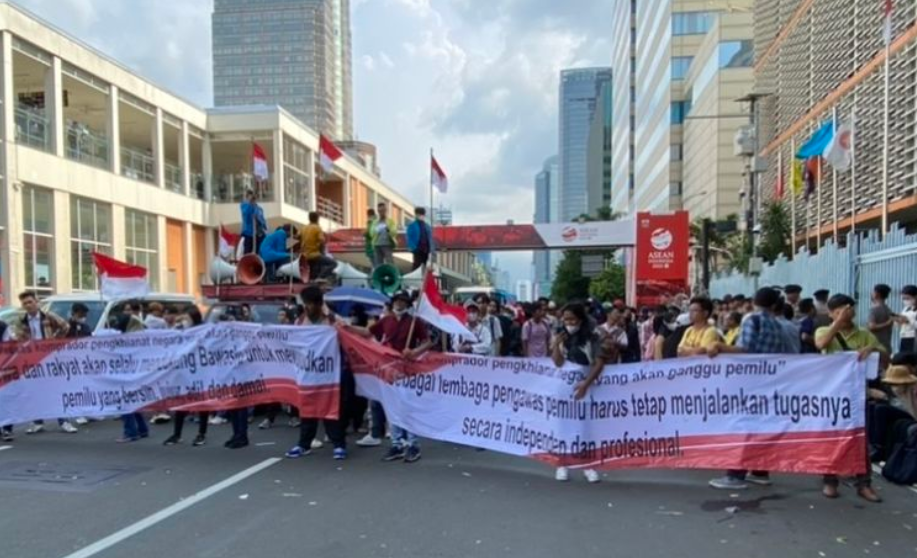 Sejumlah massa yang mengatasnamakan Mahasiswa Peduli Demokrasi menggelar aksi damai di depan Bawaslu RI Jalan MH Thamrin, Menteng, Jakarta Pusat. (Foto: kompas)