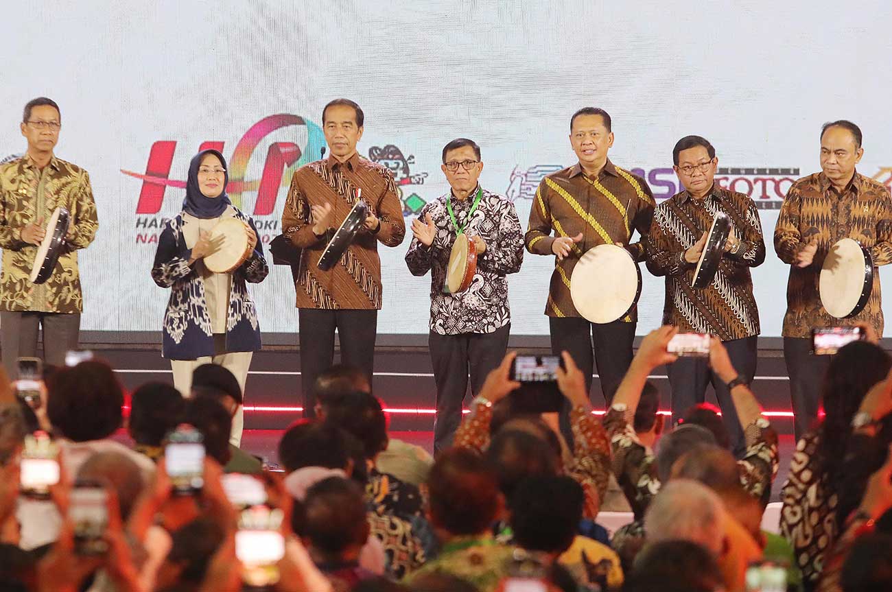 TABUH REBANA: Presiden Jokowi bersama Ketua PWI Pusat Hendry Ch Bangun (tengah). Ada juga (dari kiri) Pj Gubernur DKI Jakarta Heru Budi Hartono, Ketua Dewan Pers Ninik Rahayu. (FEDRIK TARIGAN/JAWA POS