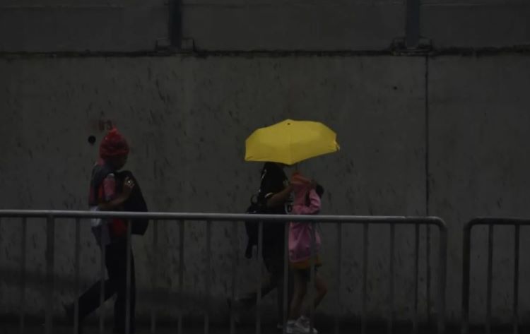 Pejalan kaki menggunakan payung dan kantung plastik untuk berlindung dari hujan saat melintas di pedestrian MRT Lebak Bulus, Jakarta Selatan, Selasa (5/12/2023). ANTARA/M Riezko Bima Elko P.
