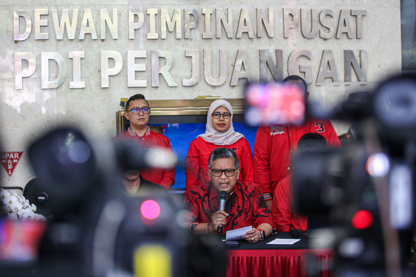 Dewan Pimpinan Pusat (DPP) PDI Perjuangan secara tegas menolak penggunaan Sirekap (Sistem Informasi Rekapitulasi Elektronik) milik Komisi Pemilihan Umum (KPU) pada penghitungan suara Pemilu 2024. (MIF