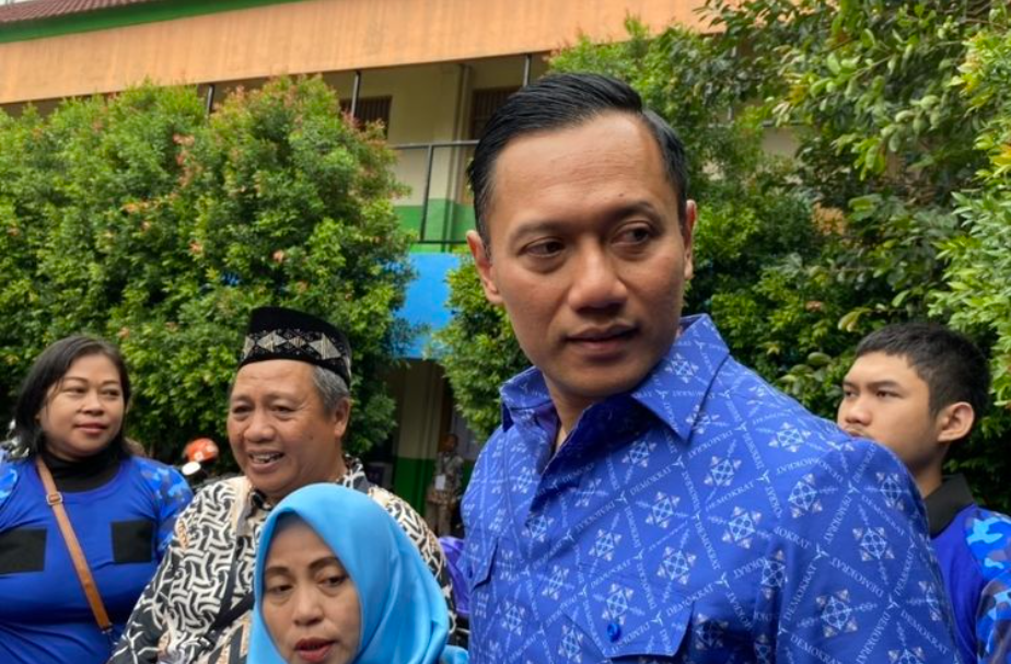 Ketua Umum Partai Demokrat Agus Harimurti Yudhoyono (AHY) setelah menggunakan hak suaranya pada pemilihan umum (Pemilu) 2024. (Foto: kompas)