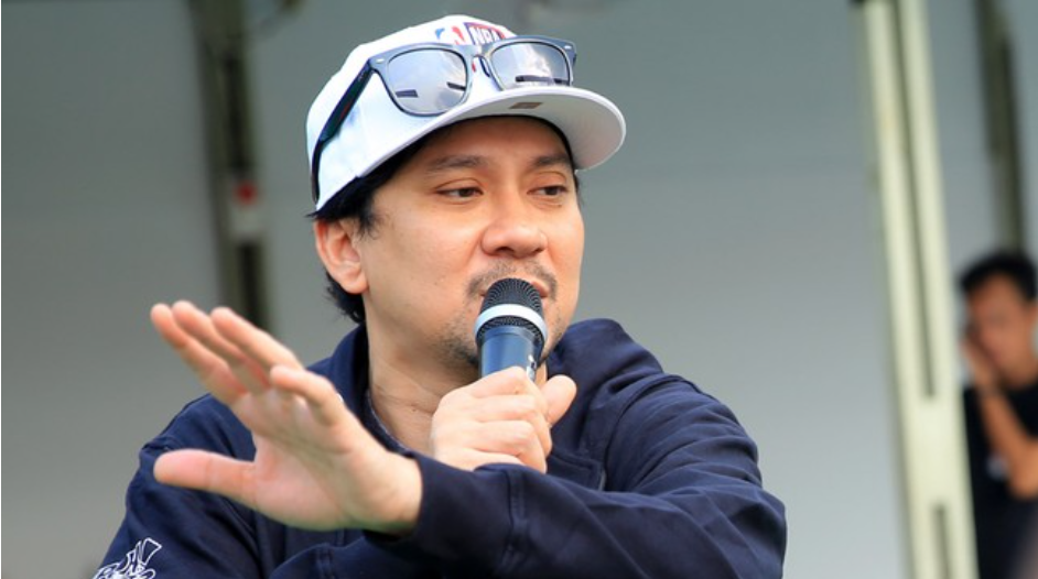 Vincet Rompies dalam proses pemanggilan oleh sekolah untuk dimintai keterangan dugaan keterlibatan anak di kasus bullying (perundungan). (Foto: Detikcom)