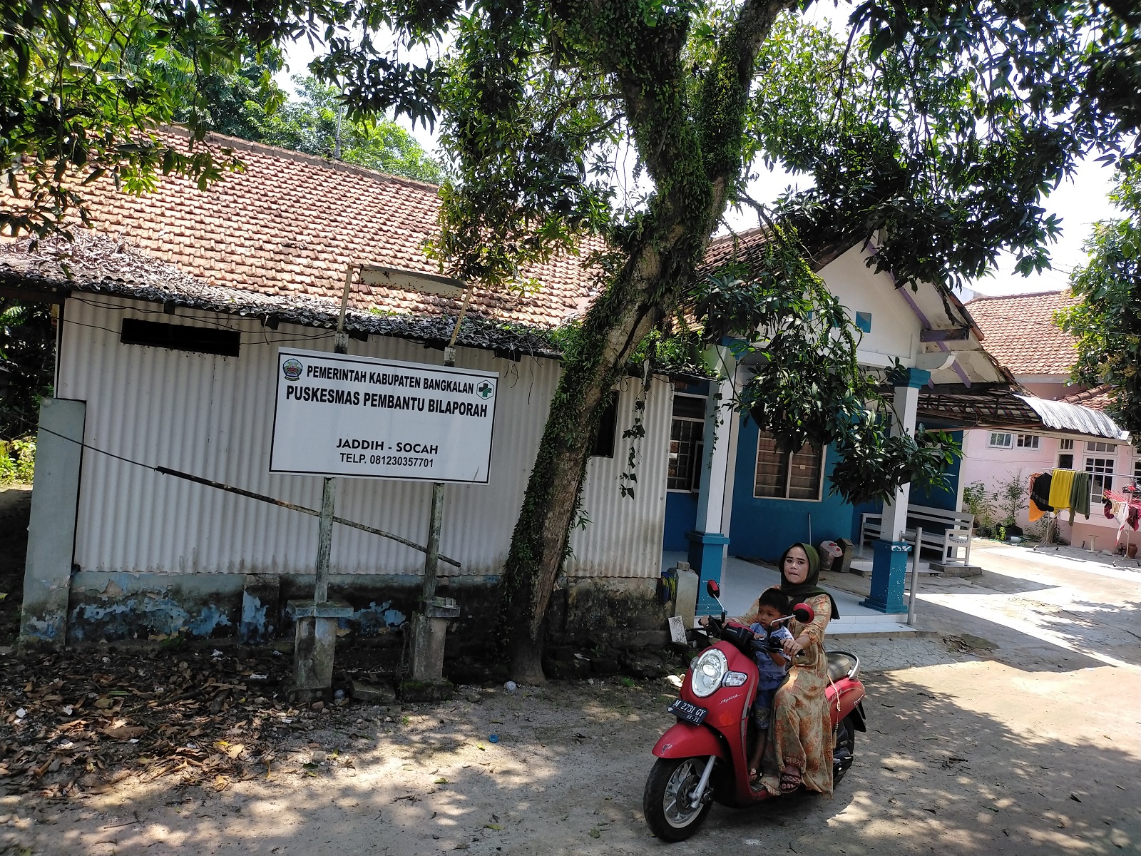DAPAT REHABILITASI: Pengendara motor di dekat Pustu Bilaporah, Kecamatan Socah, Selasa (20/2). (VIVIN AGUSTIN HARTONO/JPRM)