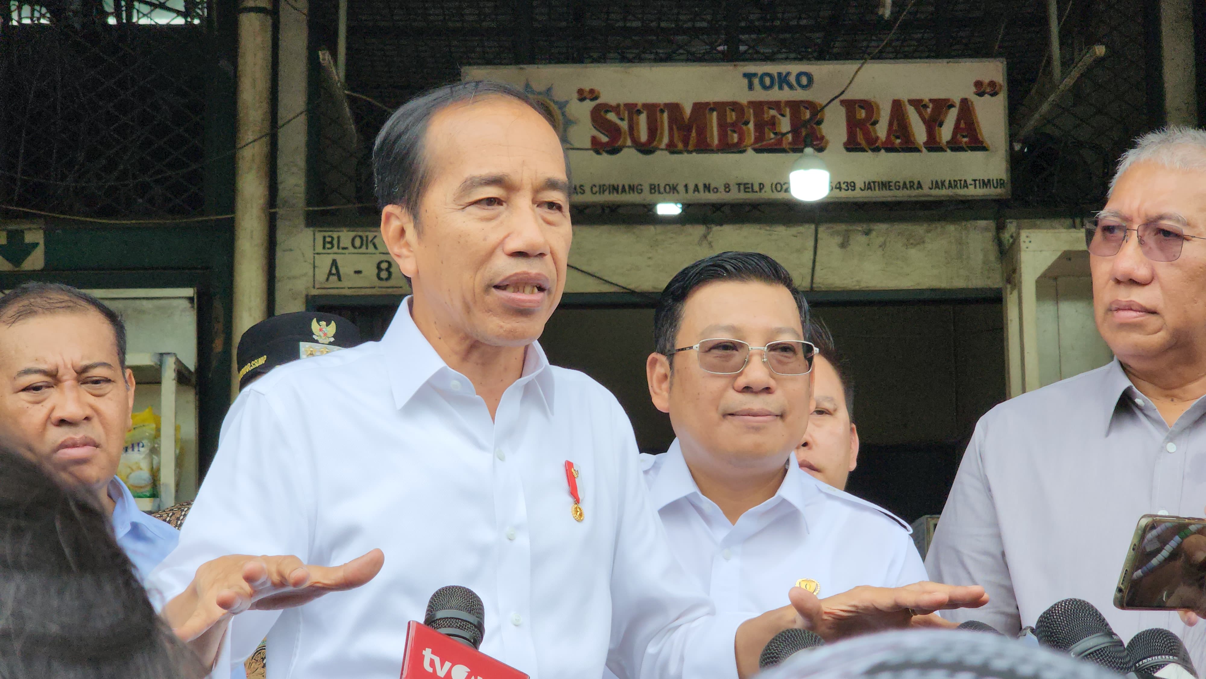 Presiden Joko Widodo (Jokowi) membantah bahwa Bantuan Sosial atau Bansos menjadi sebab meroketnya harga beras di pasaran dan langka di minimarket. (Bapanas)