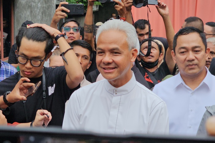 Calon presiden (capres) nomor urut 3 Ganjar Pranowo usai menggunakan hak suaranya di TPS 011, Lempongsari, Gajah Mungkur, Semarang, Jawa Tengah, Rabu (14/2).  (Foto: Ridwan)