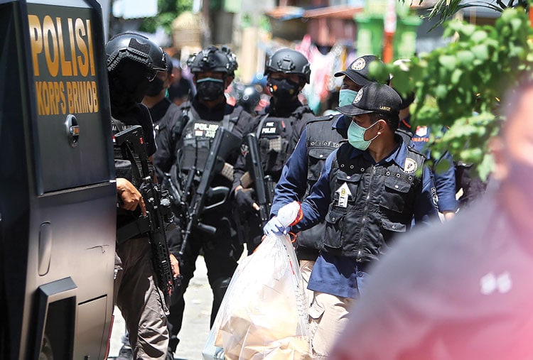 AMANKAN BARANG BUKTI: Tim Densus 88 dan Gegana Brimob Polda Sulsel melakukan penggeledahan di rumah orang tua pelaku bom bunuh diri Gereja Katedral di Jalan Tinumbu, Makassar, Senin (29/3). (TAWAKKAL/