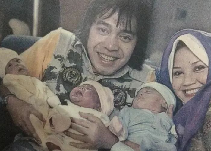 Foto Lawas Komedian Komeng Bersama Istri dan 3 Anak Kembarnya