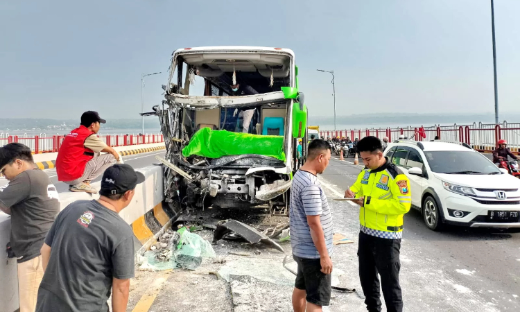 RINGSEK: Anggota Unit Laka Lantas Polres Bangkalan meminta keterangan saksi seusar terjadi kecelakaan di Jembatan Suramadu, Sabtu (24/2). (SATLANTAS POLRES BANGKALAN UNTUK JPRM)