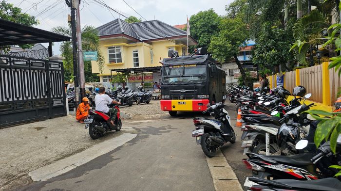 Ratusan personel aparat kepolisian dari satuan Sabhara hingga Brimob dan mobil water cannon disiagakan di depan kantor Indonesia Corruption Watch (ICW), Jalan Kalibata Timur IV.