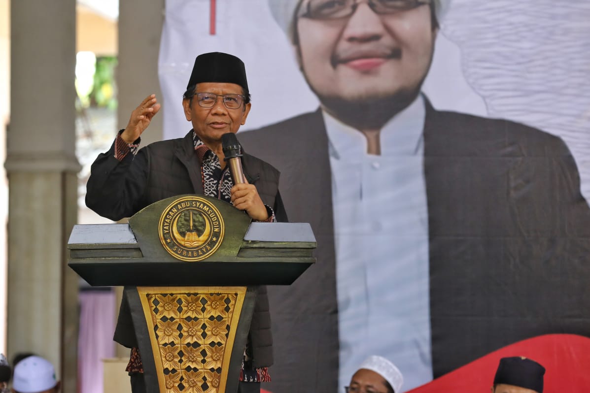 Calon wakil presiden (cawapres) nomor urut 3 Mahfud MD menghadiri Halaqah Kebangsaan di Pondok Pesantren Abu Syamsuddin, Kelurahan Simolawang, Kecamatan Simokerto, Surabaya, Jatim, Kamis (8/2).