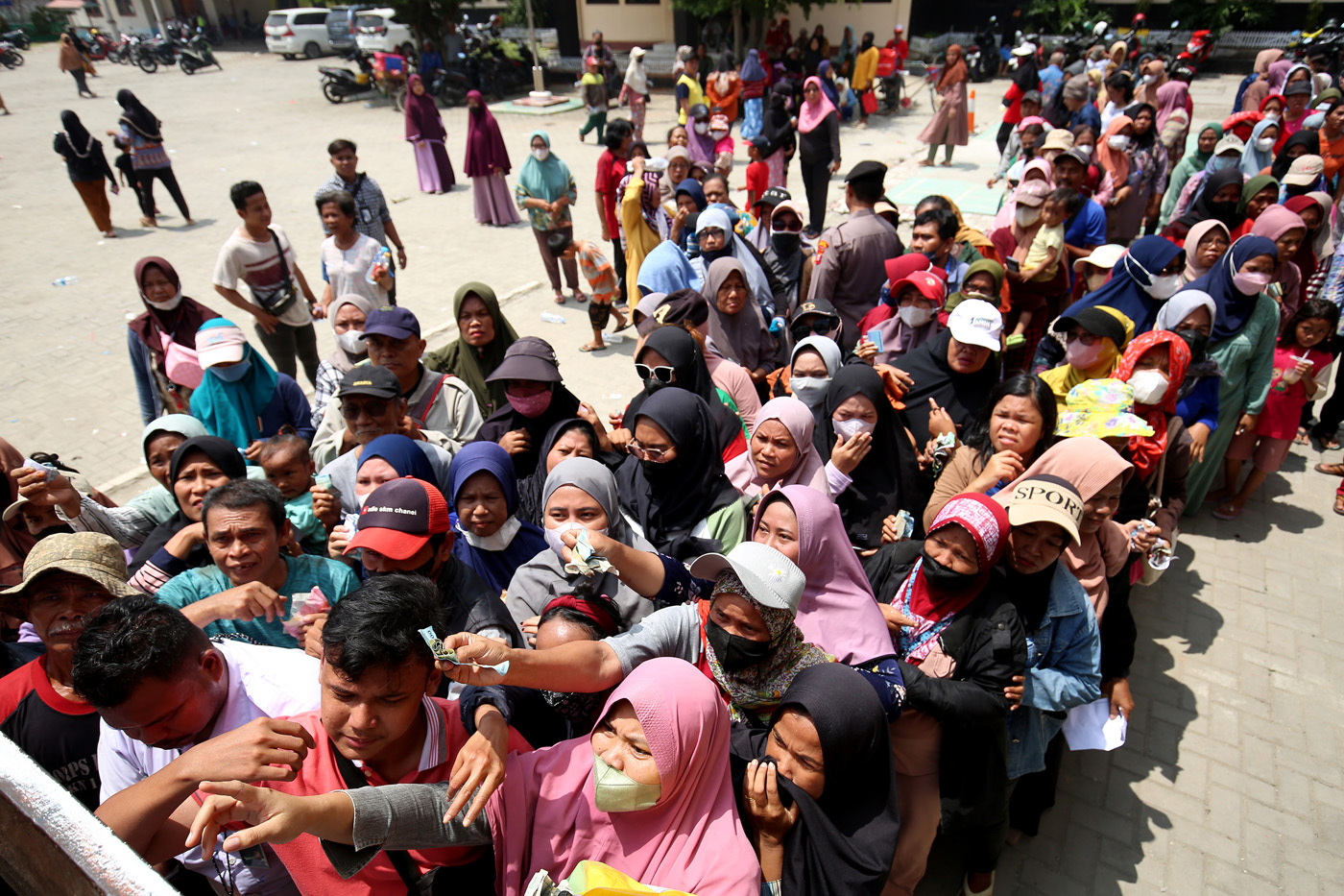 Sejumlah warga yang tidak mendapatkan kupon tetap antre untuk mendapatkan beras Stabilisasi Pasokan dan Harga Pangan (SPHP) di Kantor Kecamatan Babelan, Kabupaten Bekasi, Jawa Barat, Selasa (20/2/2024).
