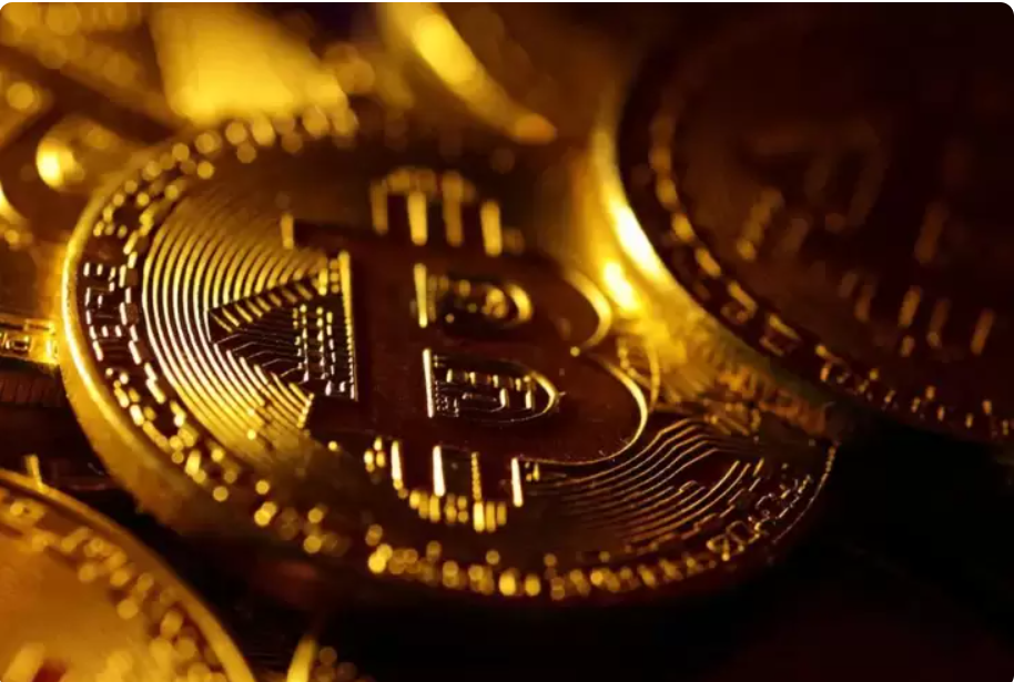 Harga Bitcoin (BTC) mencapai level tertinggi dalam dua tahun untuk melesat melewati USD57.000 atau setara Rp888.1 Juta. (Foto: sindonews)