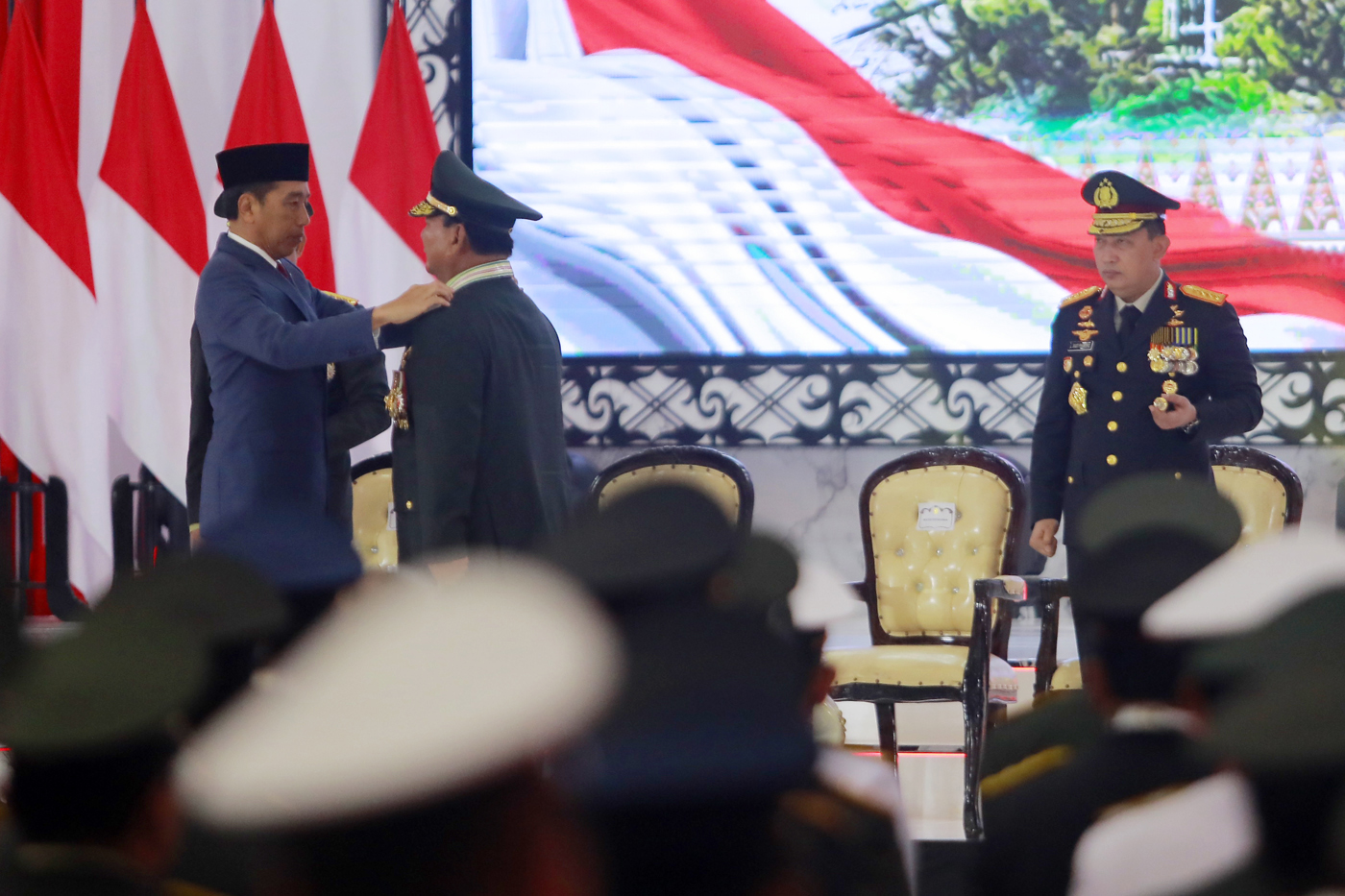 Presiden Joko Widodo menyematkan pangkat Jenderal TNI Kehormatan kepada Menteri Pertahanan Prabowo Subianto disaksikan Kapolri Jenderal Pol Listyo Sigit Prabowo dalam Rapat Pimpinan (Rapim) TNI dan Polri Tahun 2024 di Mabes TNI, Cilangkap, Jakarta Timur,