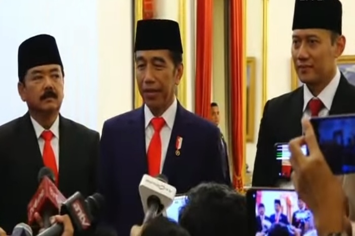 Presiden Joko Widodo (Jokowi) bersama Menko Polhukam Hadi Tjahjanto dan Menteri ATR/BPN Agus Harimurti Yudhoyono usai menjalani pelantikan di Istana Negara, Jakarta, Rabu (21/2). (Istimewa)