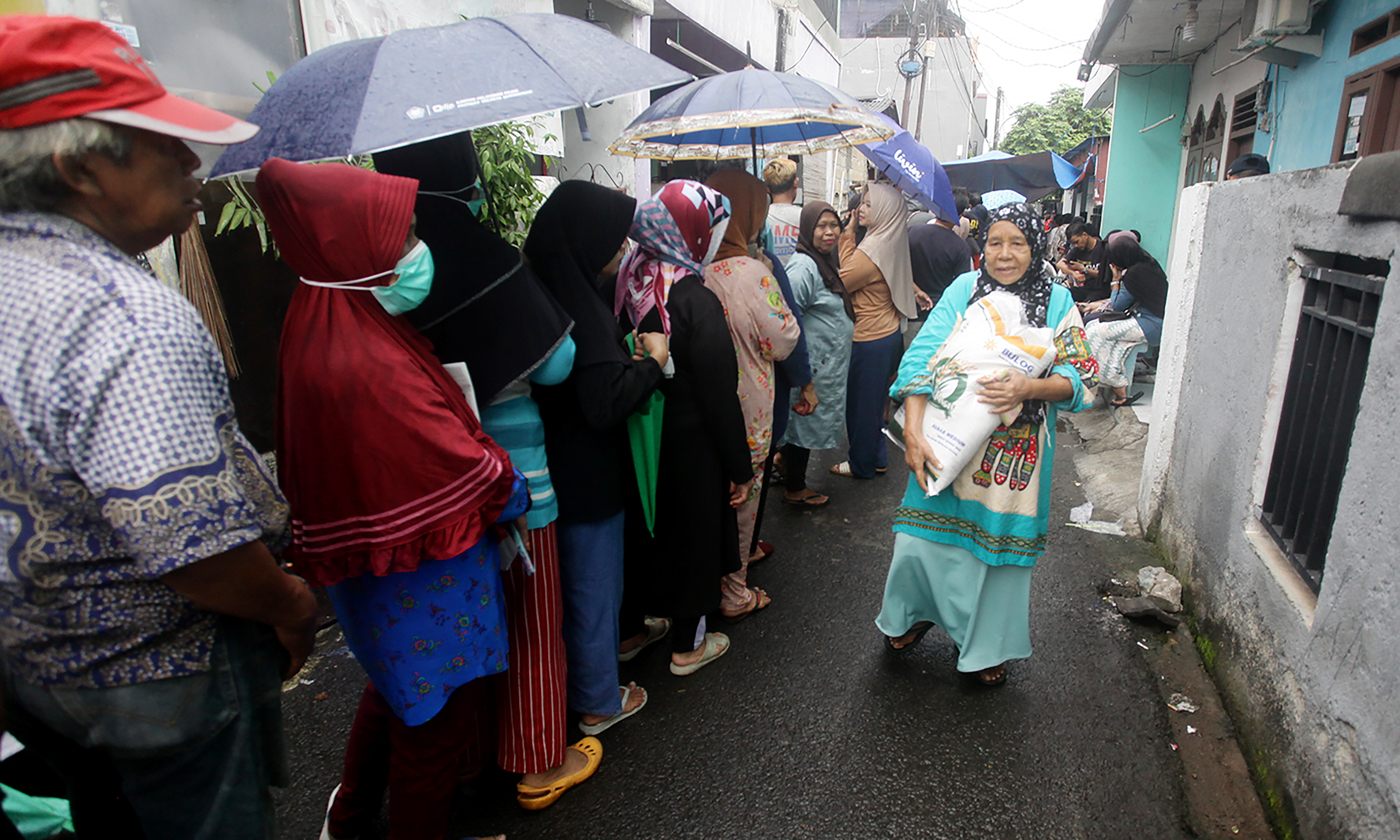 Ratusan warga mengantri untuk mendapatkan beras gratis di kawasan Joglo, Jakarta, Rabu (28/2/2024).  (DERY RIDWANSAH/ JAWAPOS.COM)
